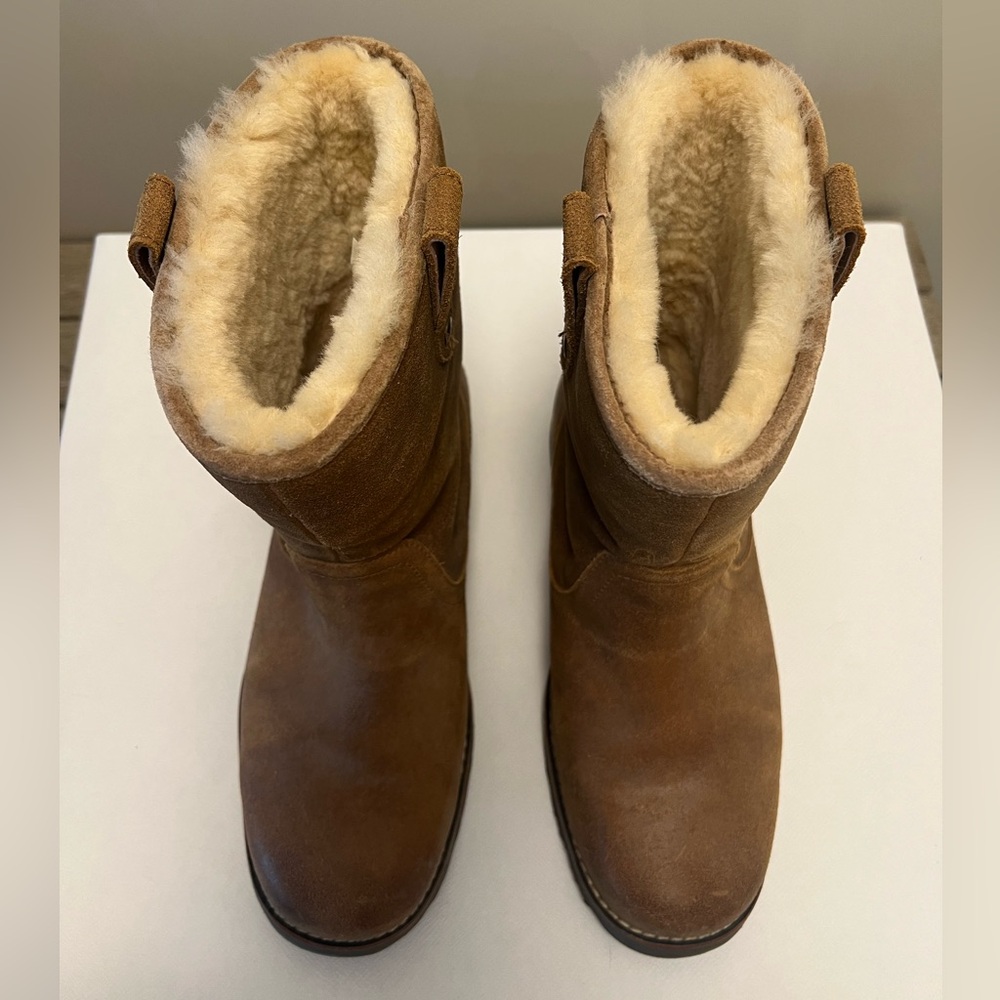 Men’s Ugg Boots brown suede with sheepskin lining size 9
